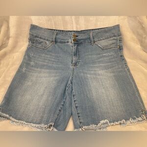 Seven7 distressed short